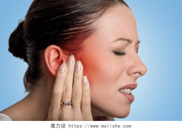 蓝色背景上孤立的耳朵疼痛女患者触摸她的耳朵